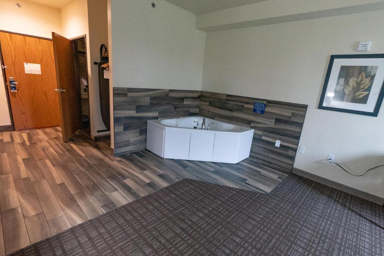 Cobblestone Hotel & Suites-Sheldon Екстериор снимка